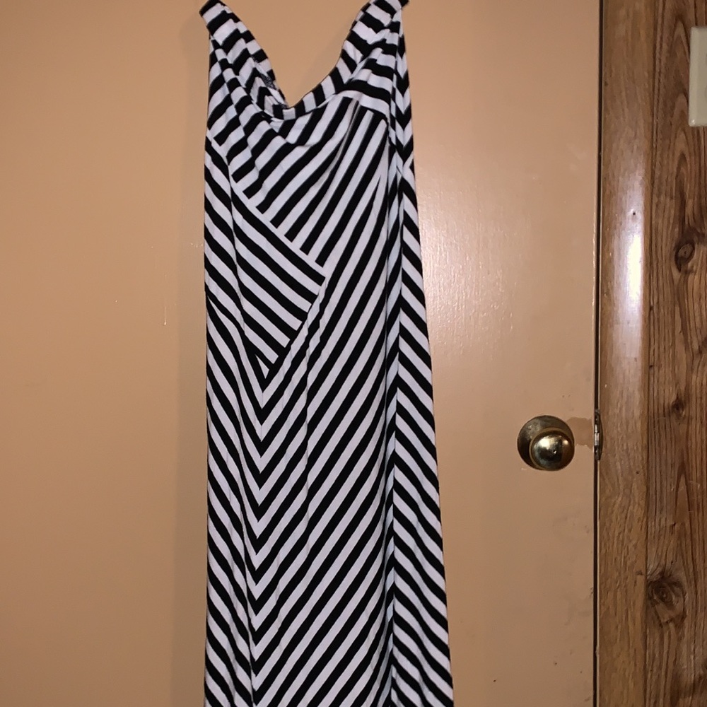 🛍 Strapless  black and white striped dress